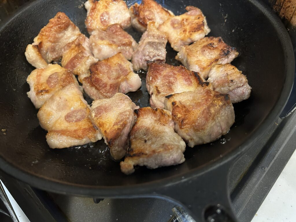 ビーフシチュー用の肉にしっかりと焼き色をつけている様子
