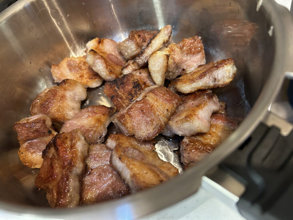 ビーフシチュー用の肉が焼けたら圧力鍋に入れる