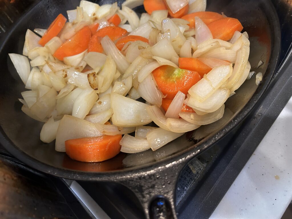 ビーフシチュー用の野菜をフライパンで焼く様子