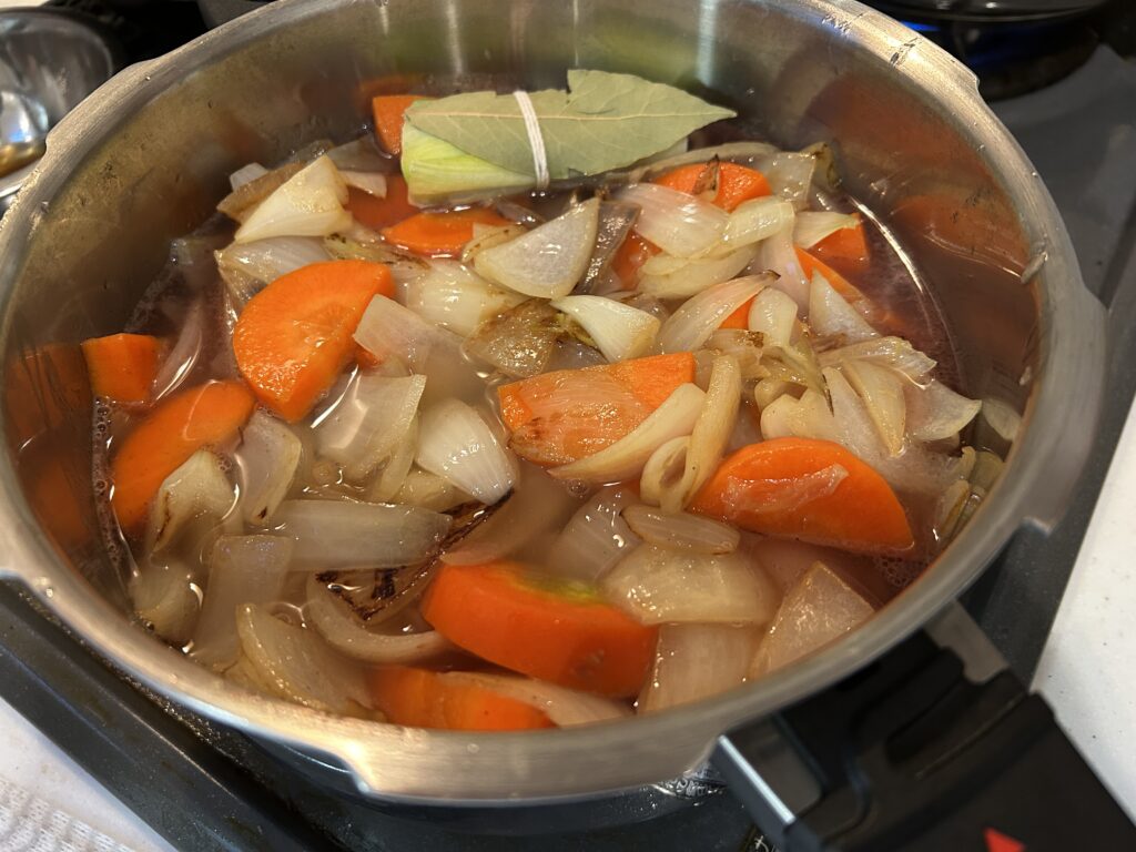 ビーフシチューの具材を圧力鍋に入れて水を入れたところ（加圧前）