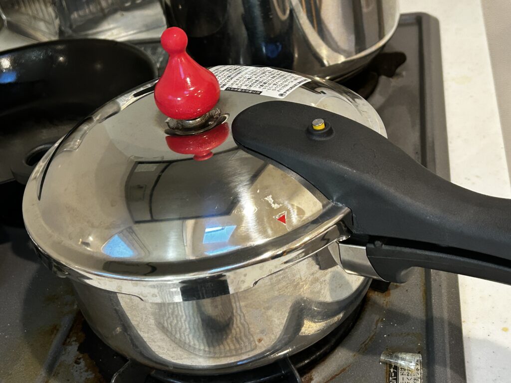 ゼロ活力鍋でビーフシチューを加圧している様子