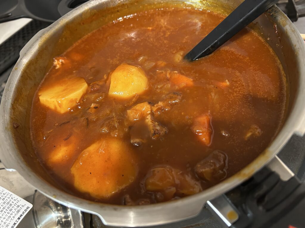 加圧後にトマトピューレとじゃがいもをいれて煮込む様子