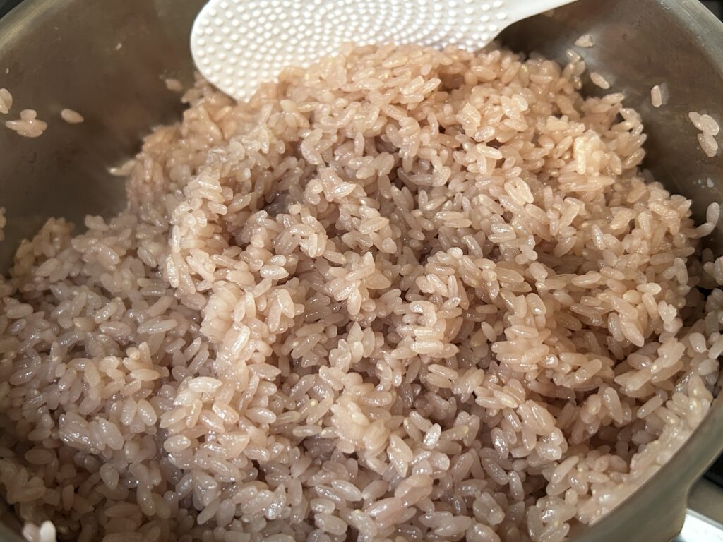 圧力鍋でもち米が炊きあがったらまず混ぜる