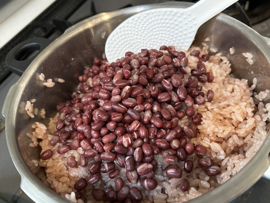 小豆を入れて混ぜる